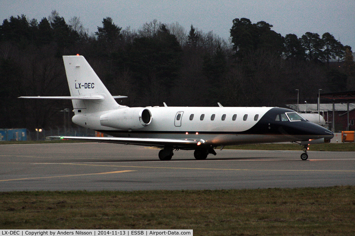 LX-DEC, 2008 Cessna 680 Citation Sovereign C/N 680-0253, Lining up runway 12.