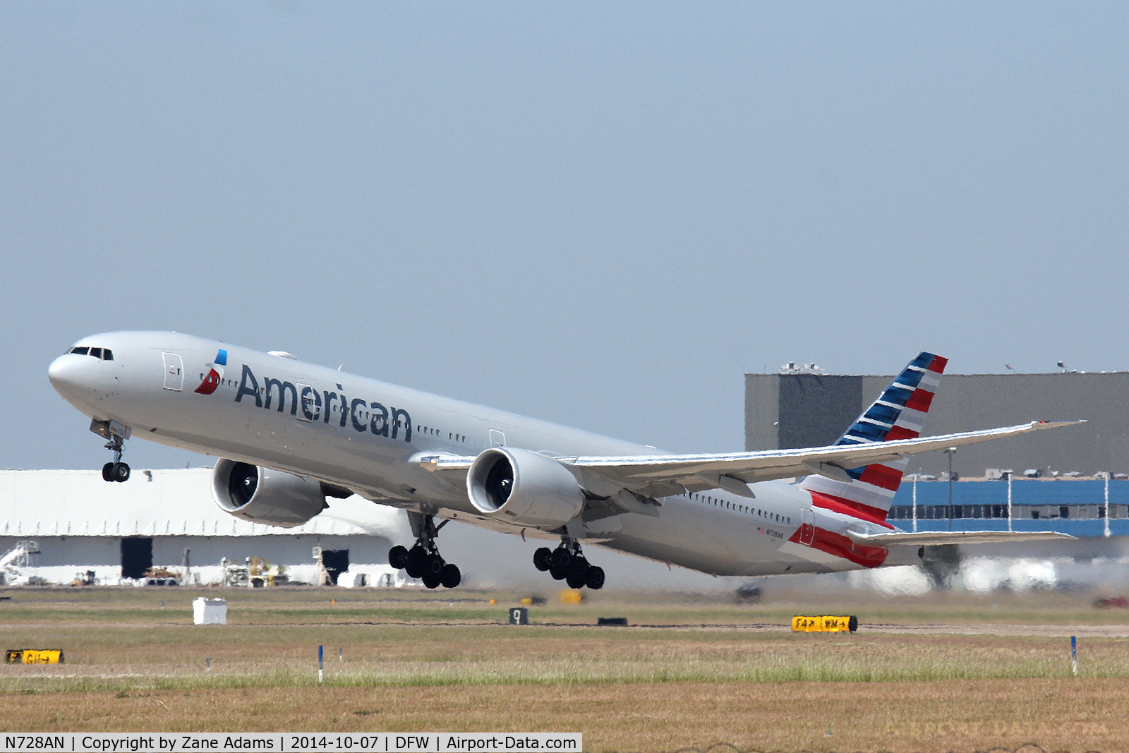 N728AN, 2014 Boeing 777-323/ER C/N 31553, Departing DFW Airport