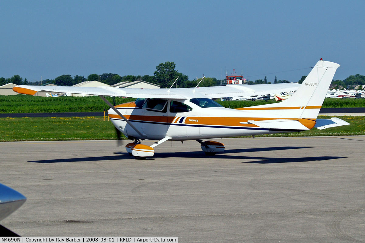 N4690N, 1979 Cessna 182Q Skylane C/N 18267289, Cessna 182Q Skylane [182-67289] Fond Du Lac County~N 01/08/2008