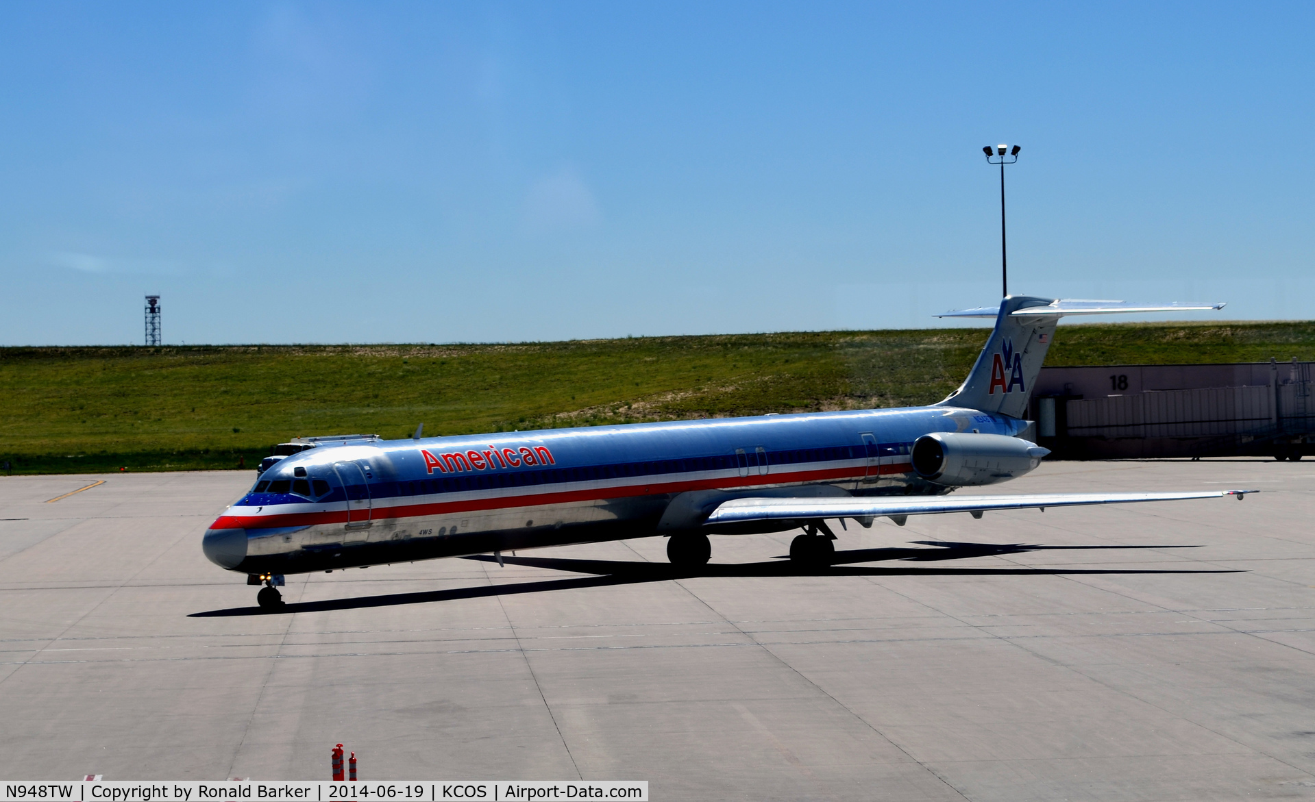 N948TW, 1987 McDonnell Douglas MD-83 (DC-9-83) C/N 49575, Taxi COS