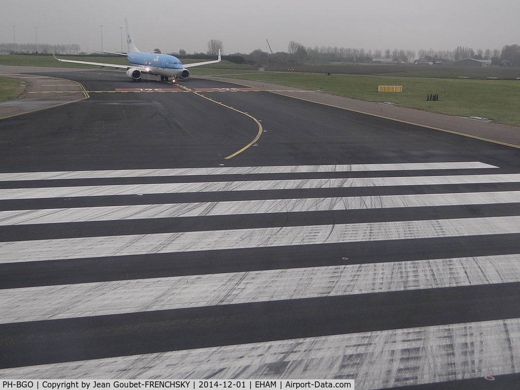 PH-BGO, 2011 Boeing 737-7K2 C/N 38126, KLM 1623 to Linate, holding point runway 36L