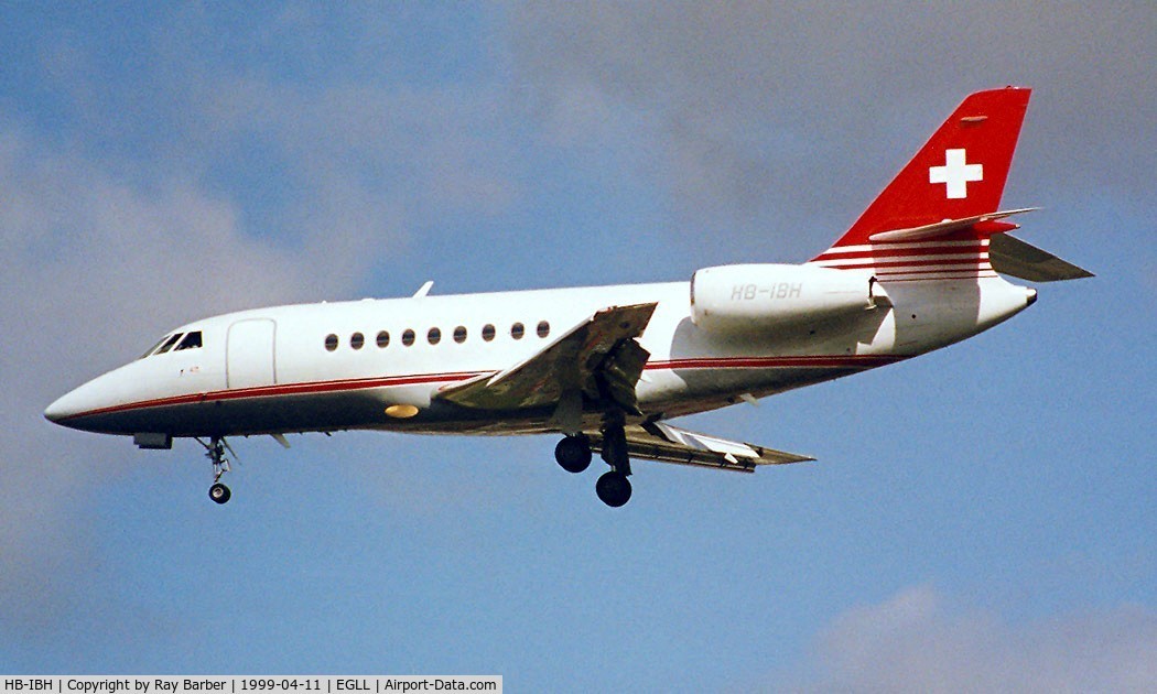 HB-IBH, 1996 Dassault Falcon 2000 C/N 042, Dassault Falcon 2000 [42] Heathrow~G 11/04/1999. On finals 27L.