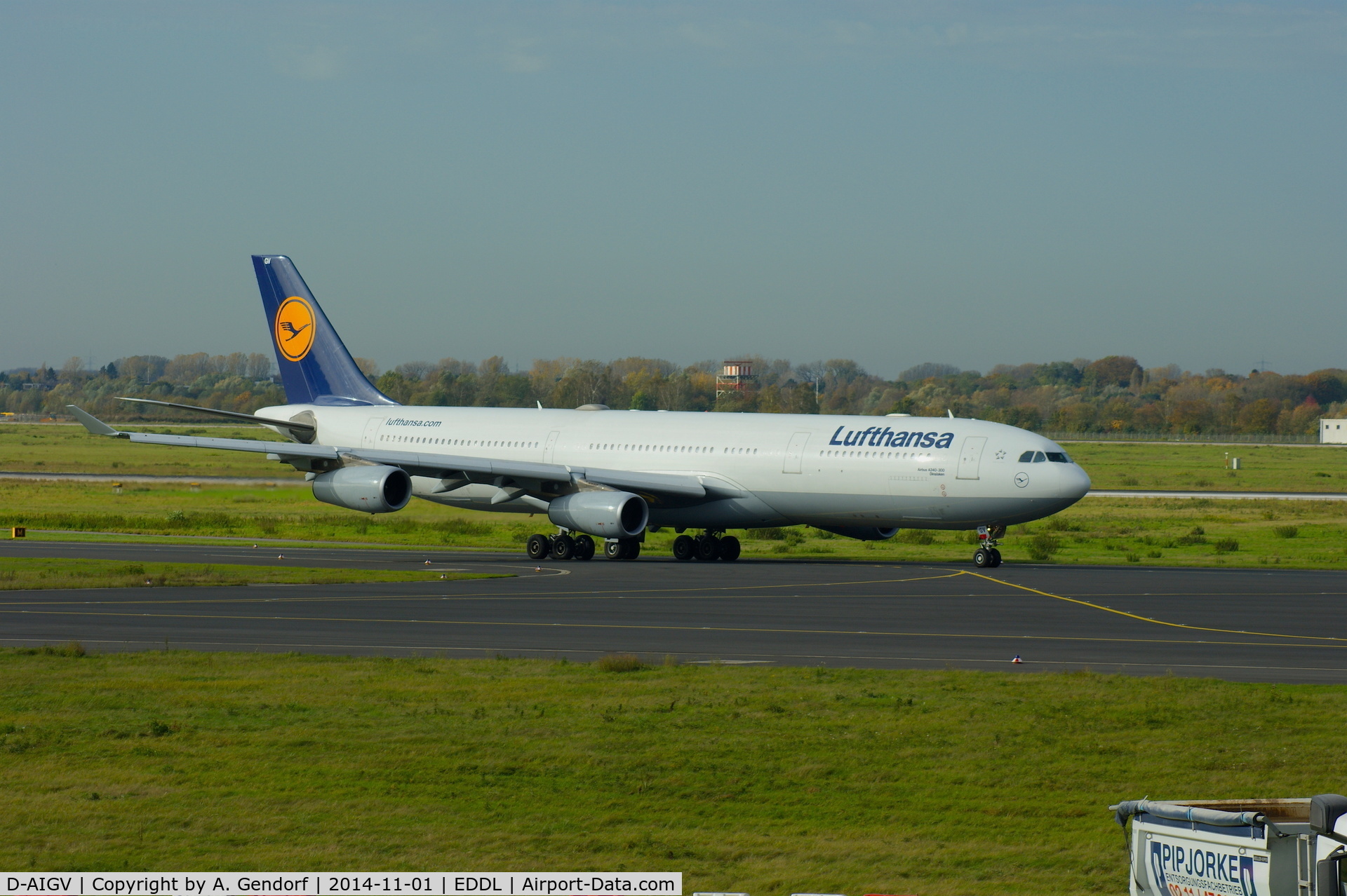 D-AIGV, 2000 Airbus A340-313X C/N 325, Lufthansa, is here on the way to RWY 23L at Düsseldorf Int'l(EDDL)