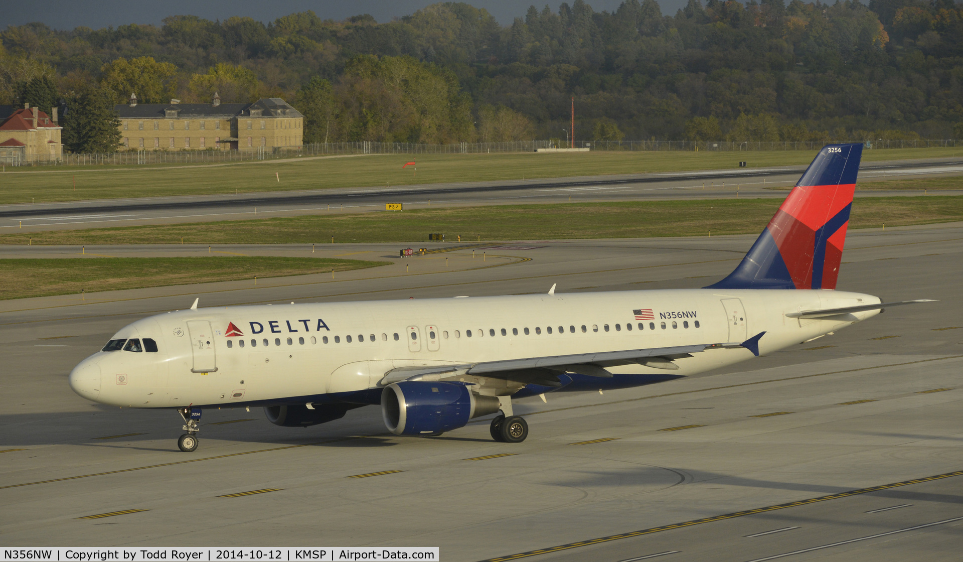 N356NW, 1998 Airbus A320-212 C/N 818, Taxiing for departure at MSP