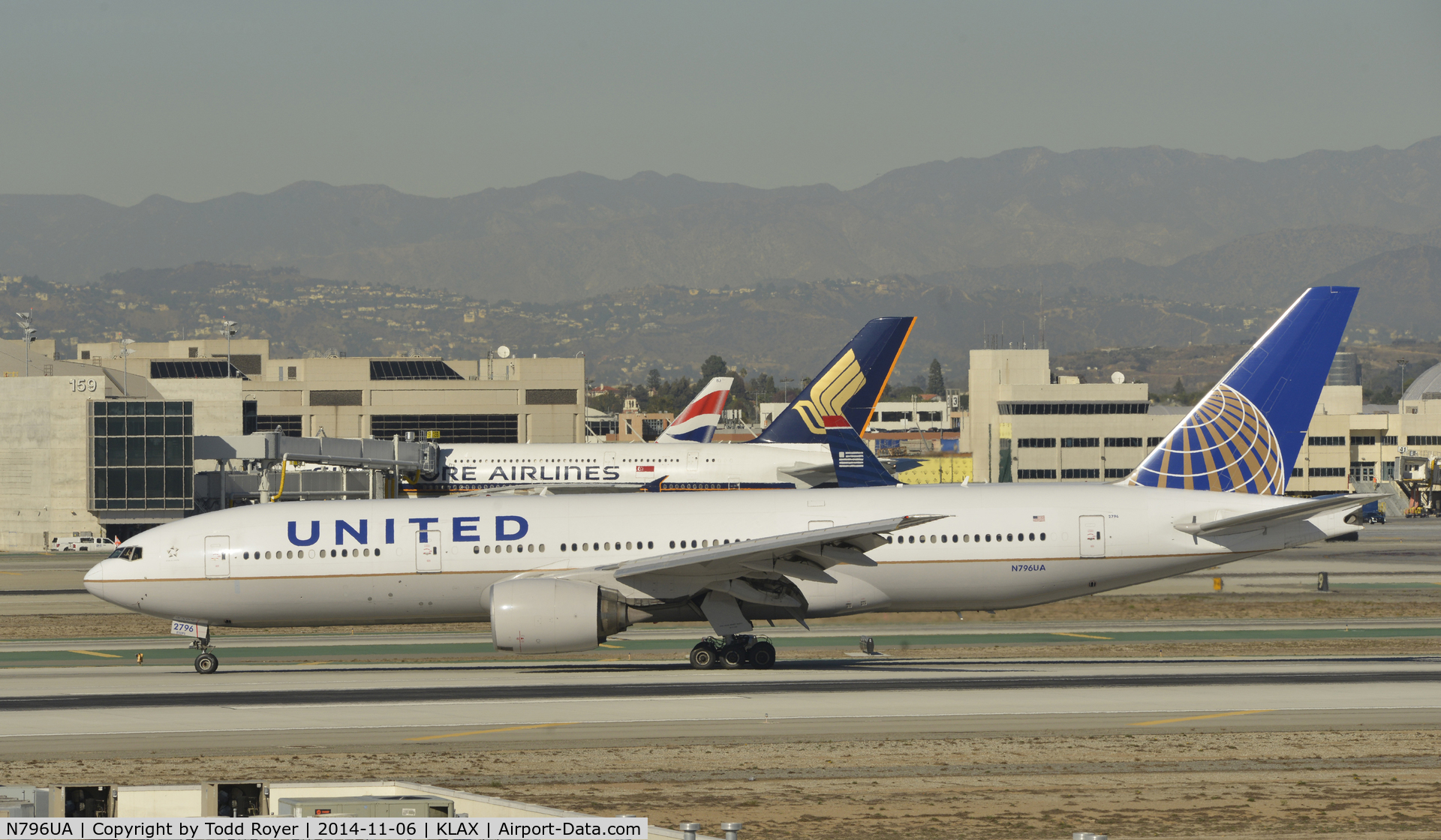 N796UA, 1998 Boeing 777-222 C/N 26931, Taxiing to gate at LAX