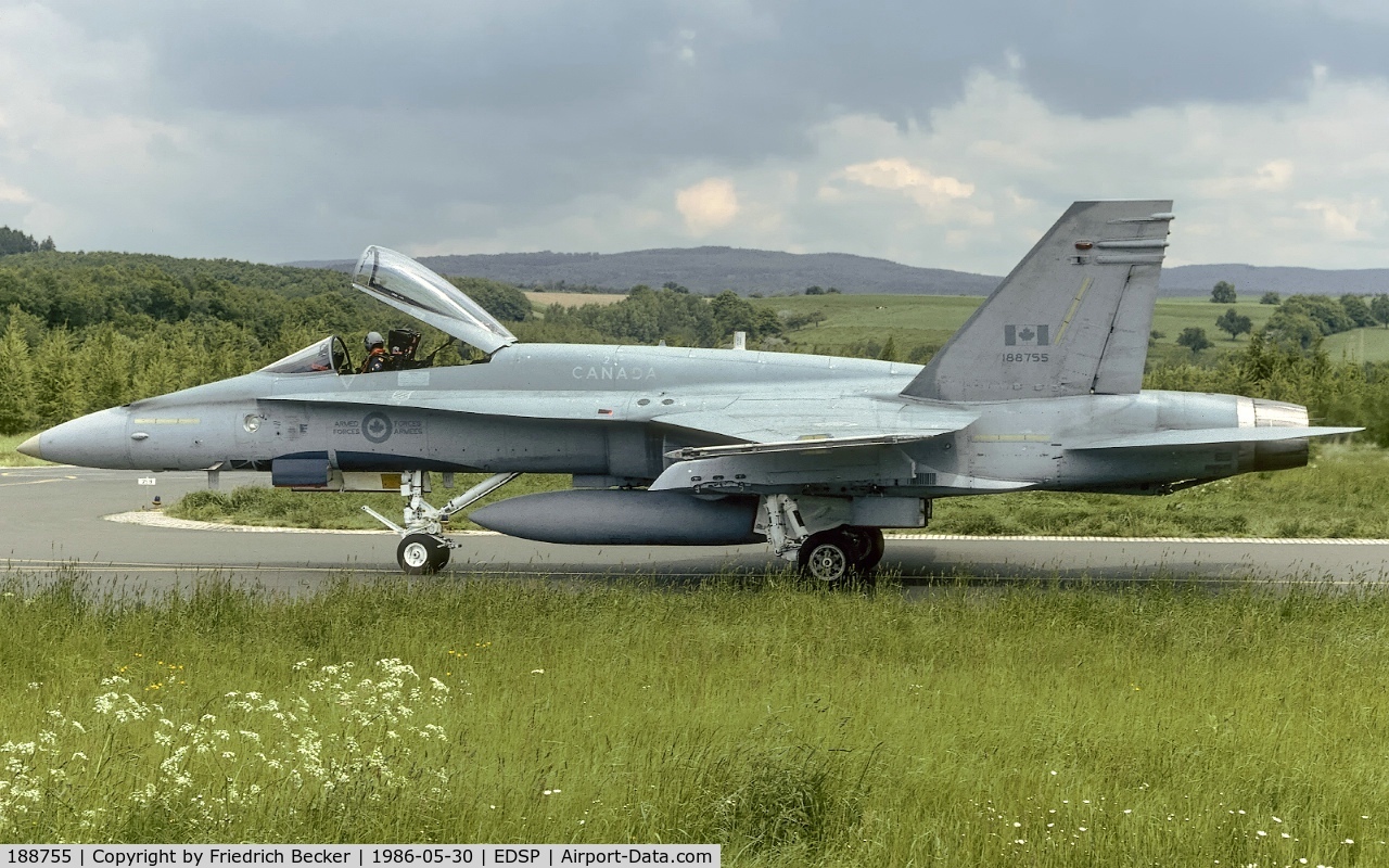 188755, McDonnell Douglas CF-188A Hornet C/N 384/A321, taxying to the parking area