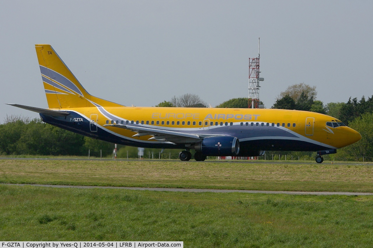 F-GZTA, 1998 Boeing 737-33V(QC) C/N 29333/3084, Boeing 737-33VQC, Taxiing to holding point rwy 25L, Brest-Bretagne airport (LFRB-BES)