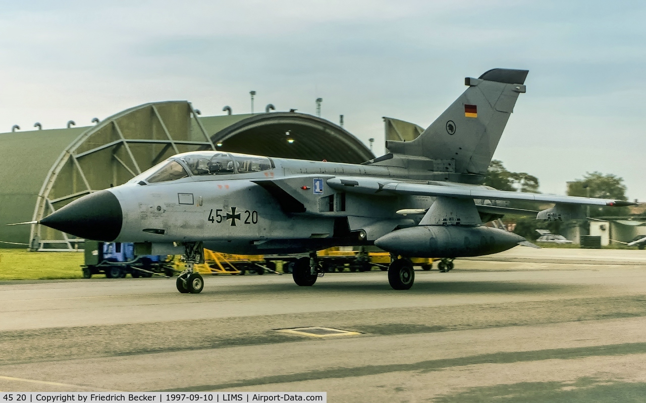 45 20, Panavia Tornado IDS C/N 553/GS168/4220, taxying to the active