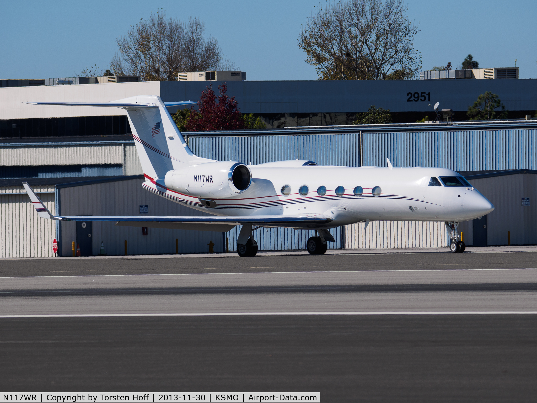 N117WR, 2005 Gulfstream Aerospace GIV-X (G350) C/N 4015, N117WR taxiing