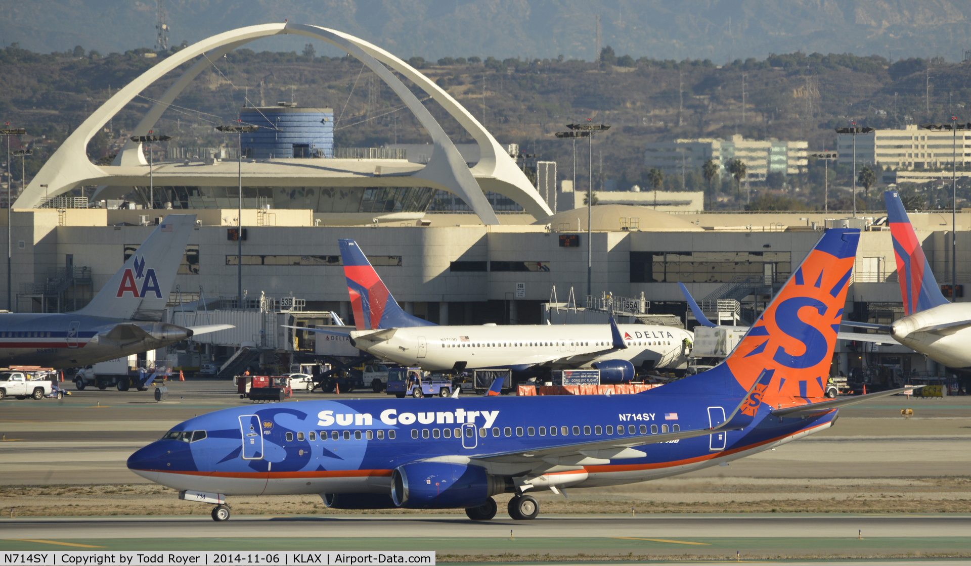 N714SY, 2003 Boeing 737-752 C/N 33786, Taxiing to gate after landing on 25L at LAX