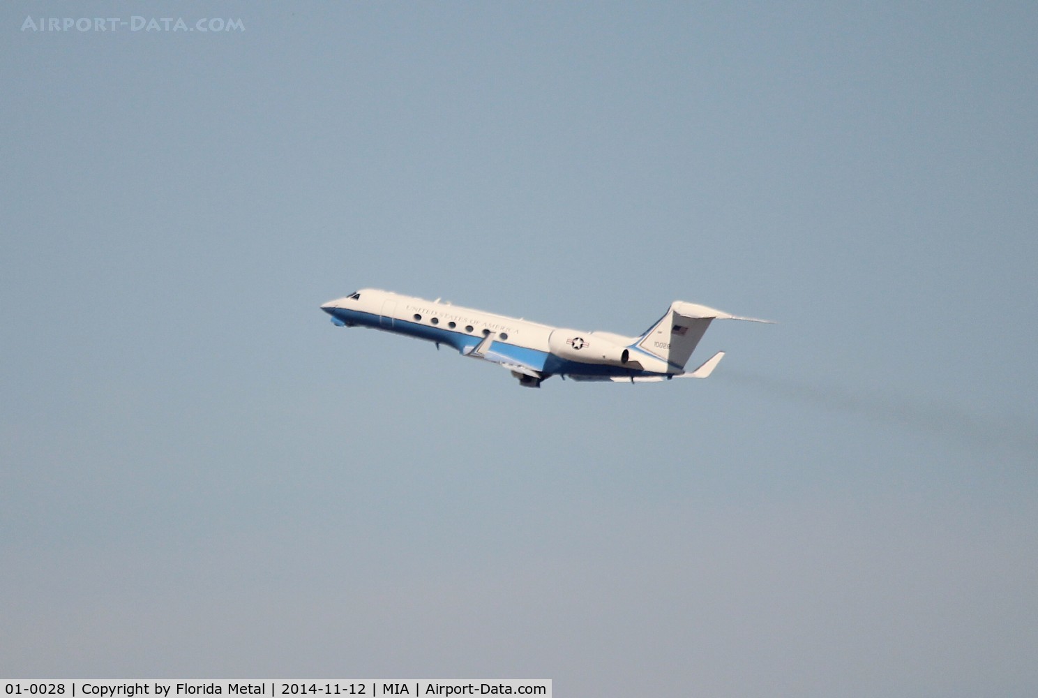 01-0028, 2001 Gulfstream Aerospace VC-37A (Gulfstream V) C/N 620, C-37A departing Miami on the opposite side of the airport