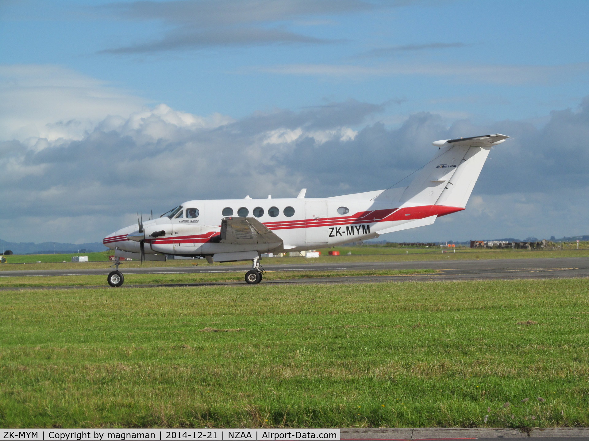 ZK-MYM, 1993 Beech B200 King Air C/N BB-1466, taxying to stand