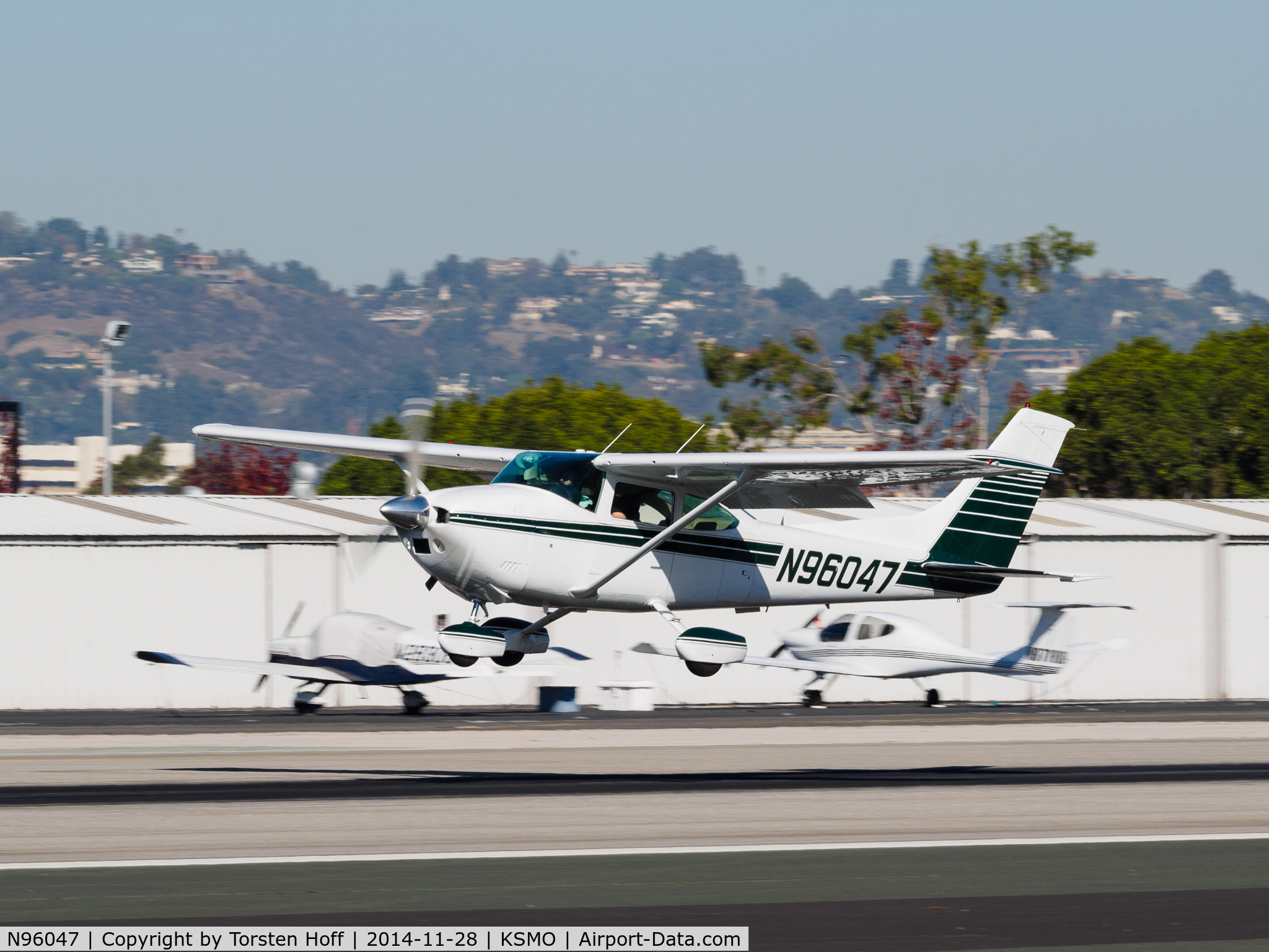 N96047, Cessna 182 Skylane C/N 18264485, N96047 arriving on RWY 21