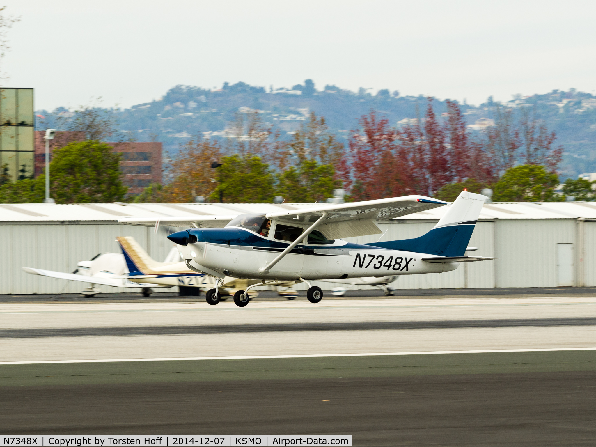 N7348X, 1977 Cessna R182 Skylane RG C/N R18200083, N7348X arriving on RWY 21