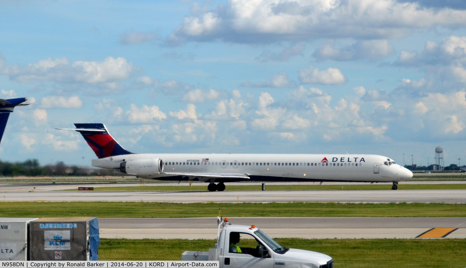 N958DN, McDonnell Douglas MD-90-30 C/N 53528, Taxi for takeoff O'Hare