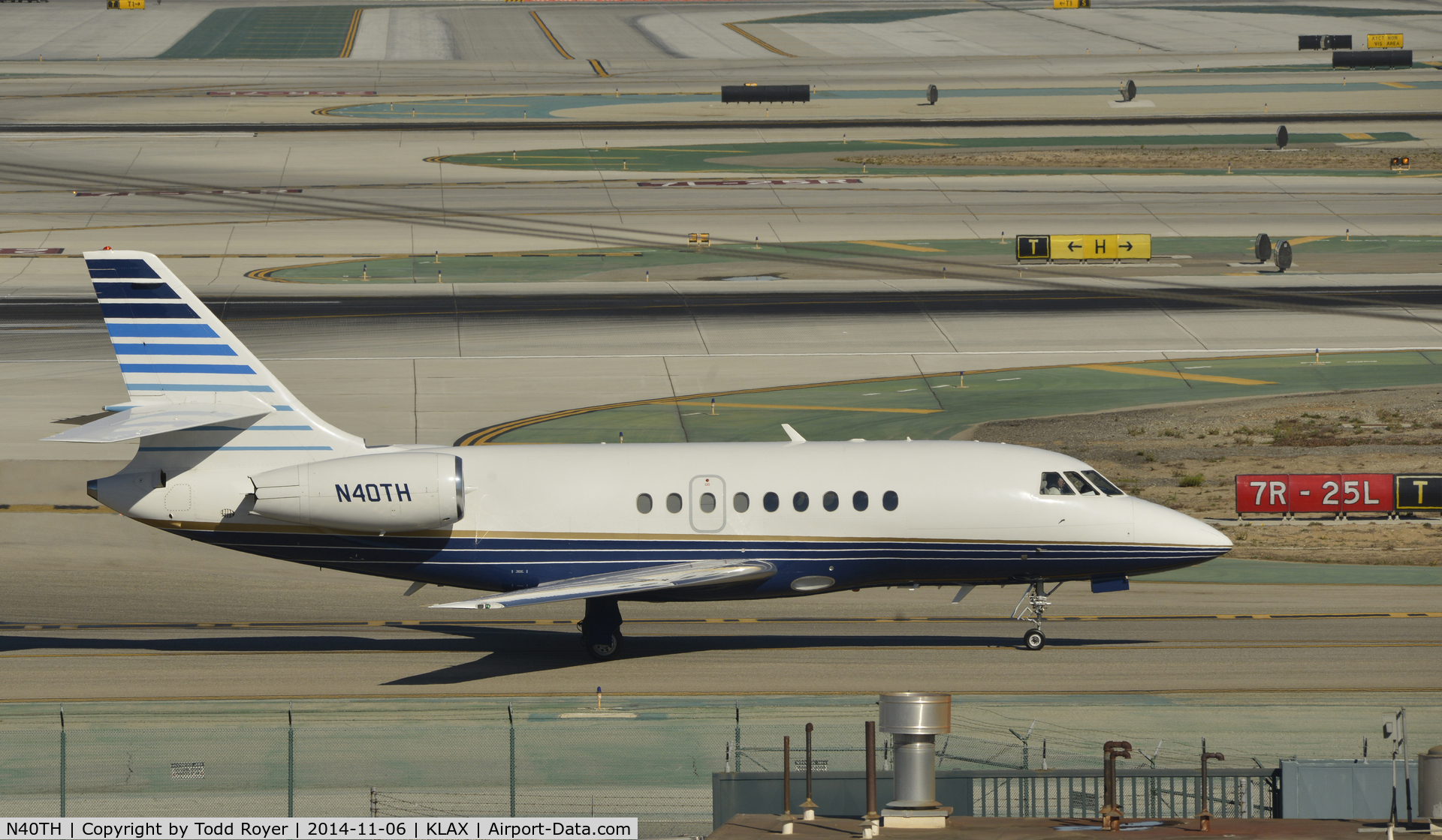 N40TH, 2003 Dassault Falcon 2000EX C/N 007, Taxiing to parking at LAX