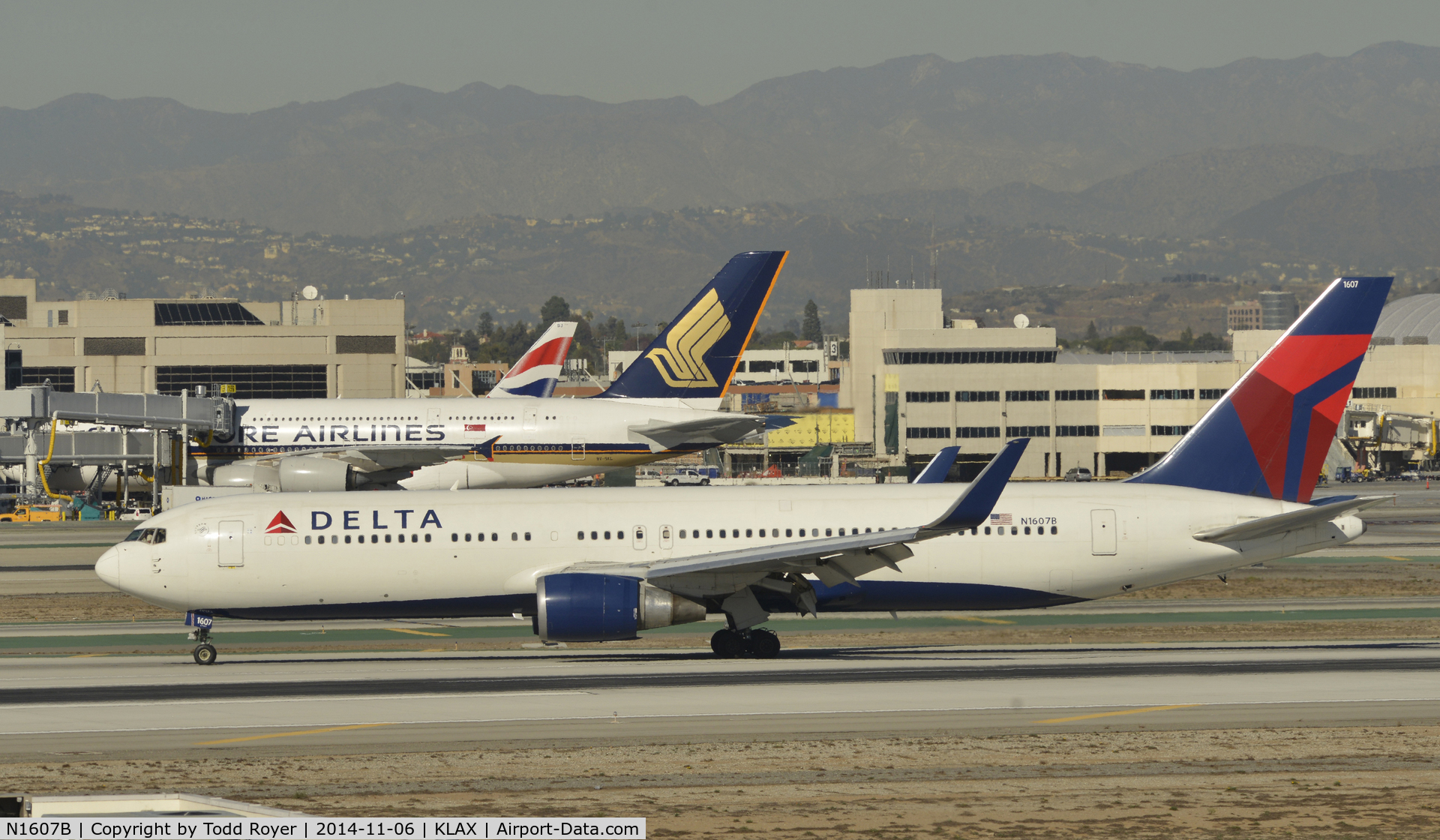N1607B, 2000 Boeing 767-332 C/N 30388, Taxing to gate at LAX