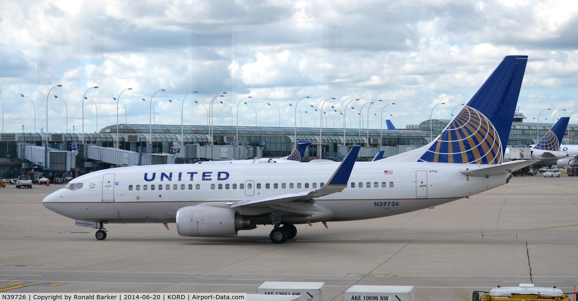 N39726, 1999 Boeing 737-724 C/N 28796, Taxi O'Hare