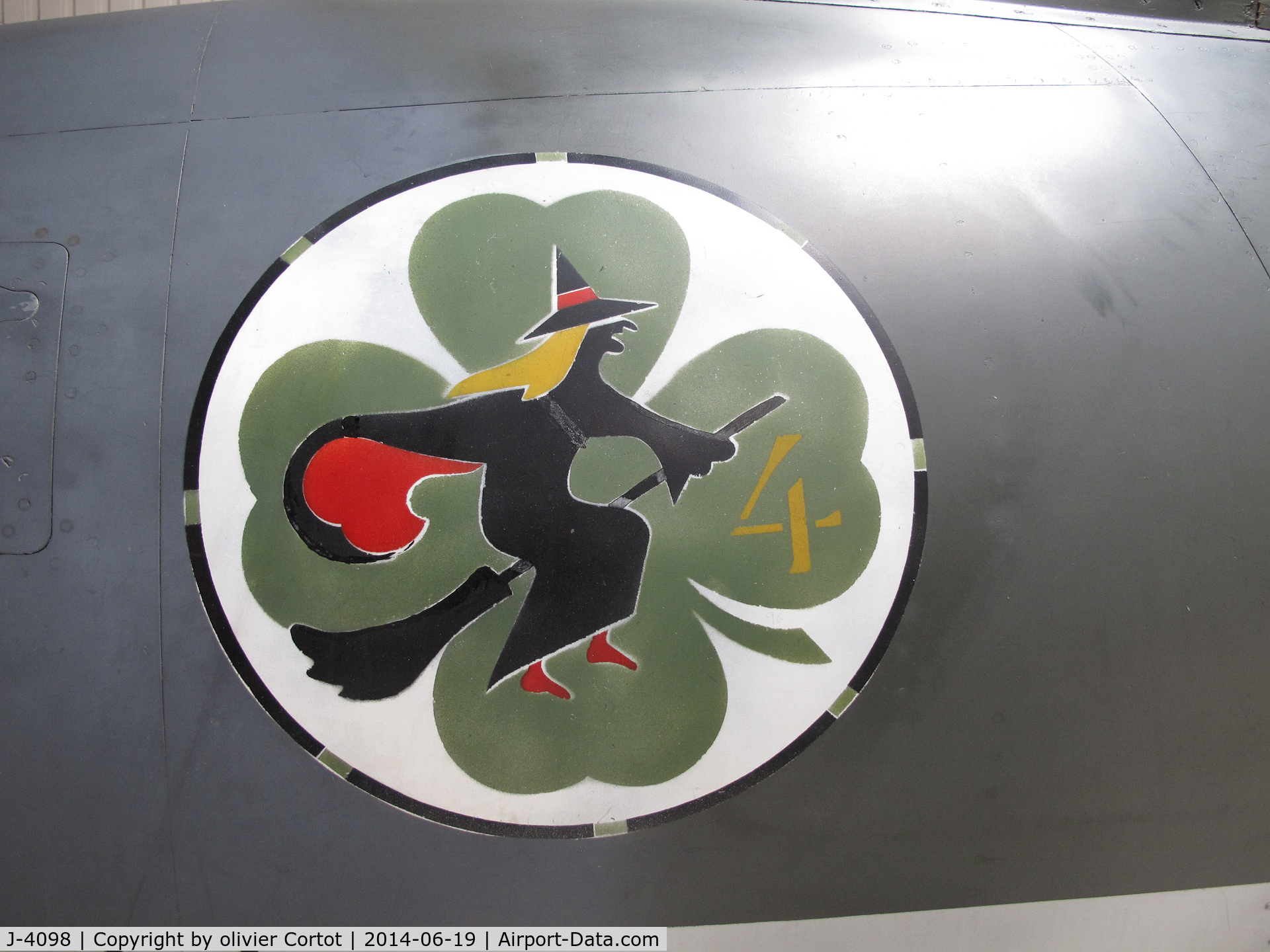J-4098, Hawker Hunter F.58 C/N 41H-497465, staffel insigna