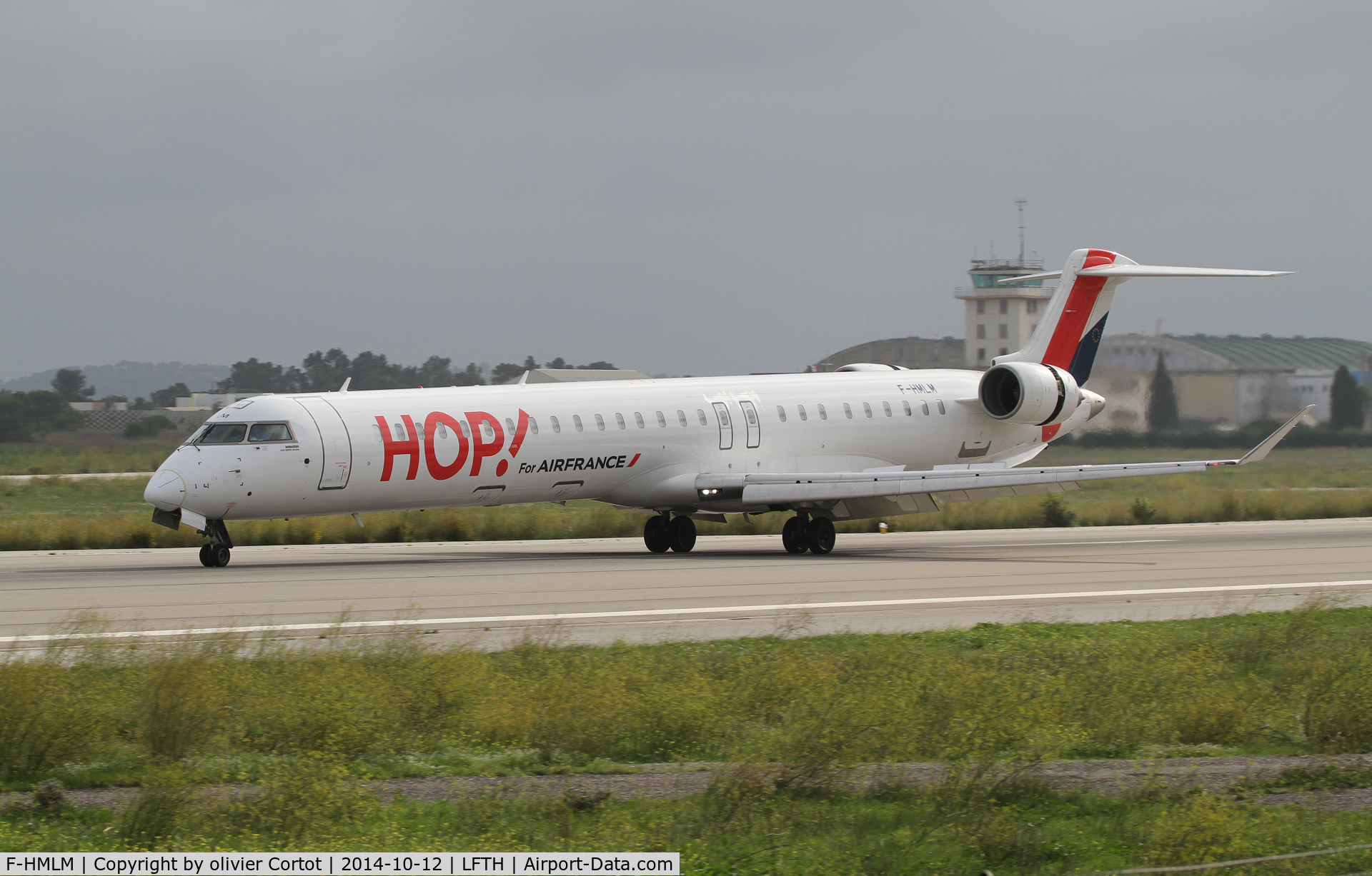 F-HMLM, 2012 Bombardier CRJ-1000EL NG (CL-600-2E25) C/N 19023, landing at hyères airport