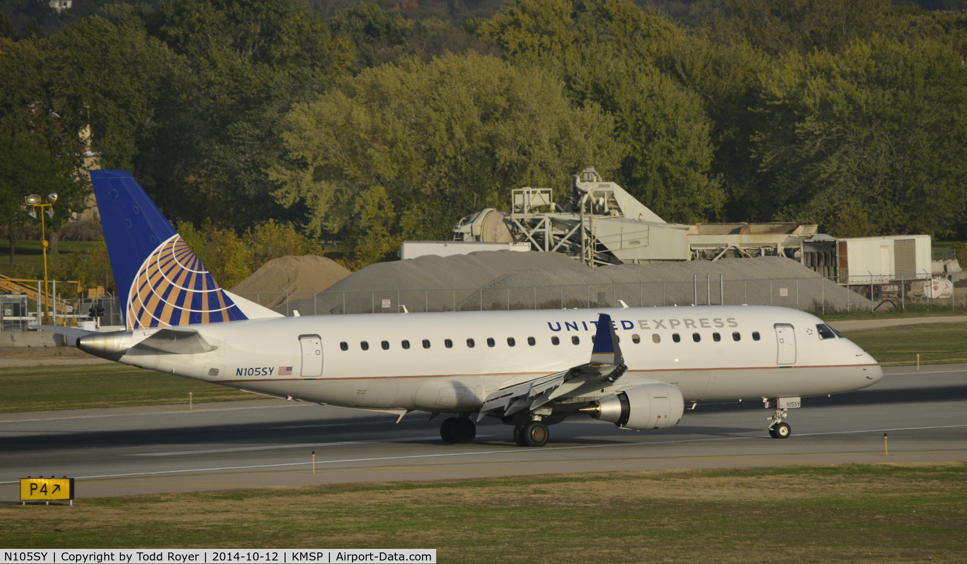 N105SY, 2014 Embraer 175LR (ERJ-170-200LR) C/N 17000395, Arriving at MSP