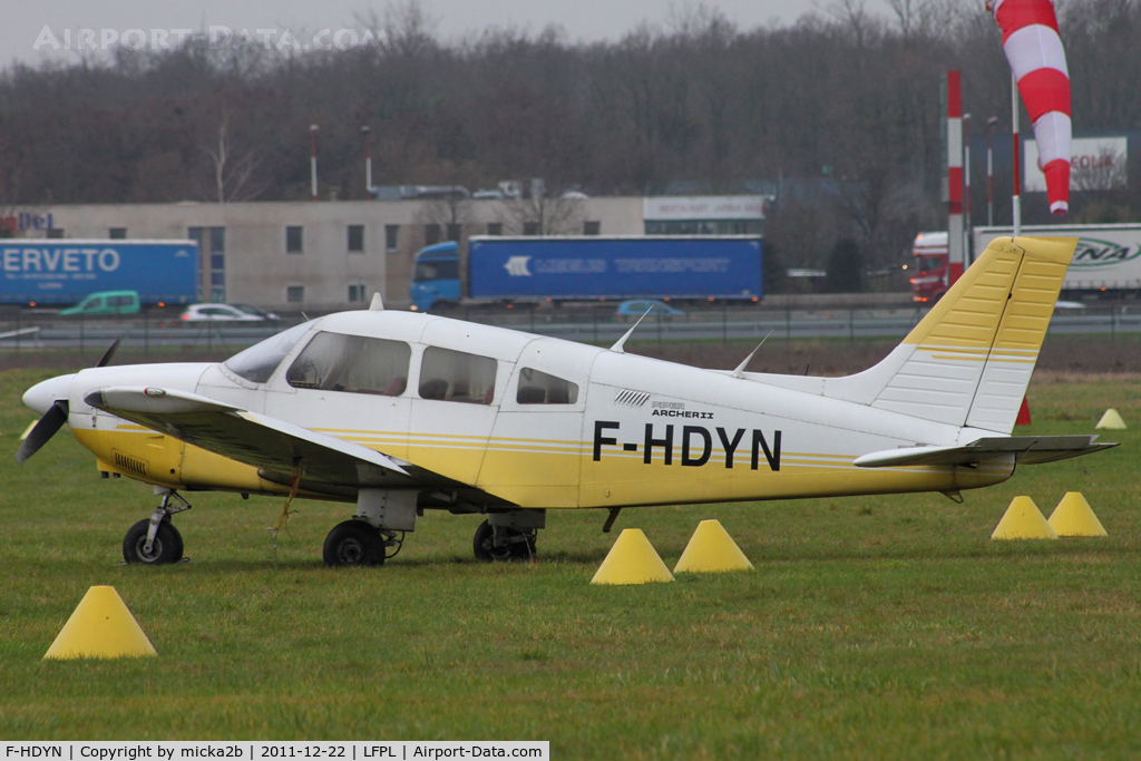 F-HDYN, 1986 Piper PA-28-181 C/N 28-8690048, Parked