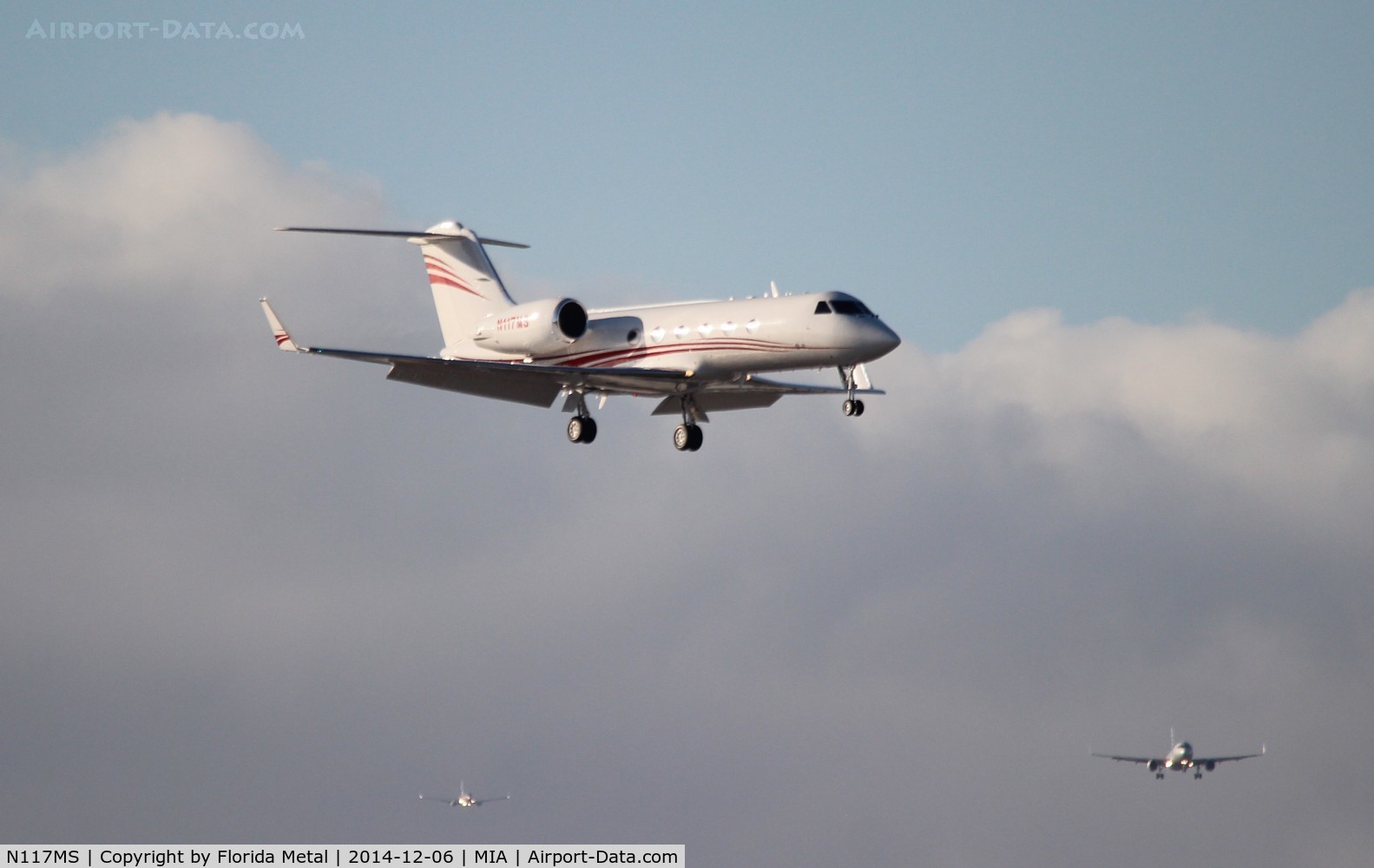 N117MS, 1994 Gulfstream Aerospace G-IV C/N 1241, Gulfstream IV landing Runway 26L with aircraft on approach for 12