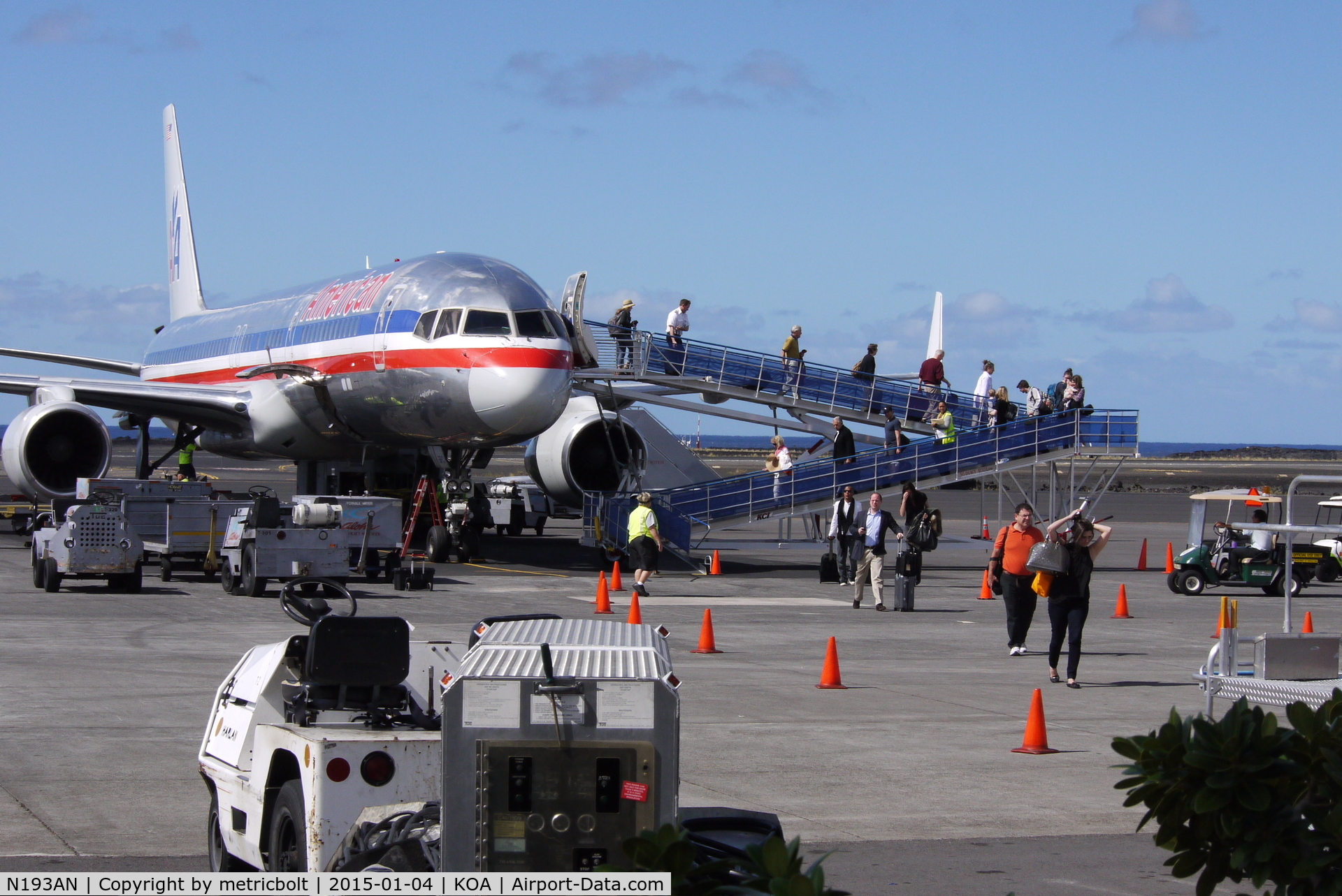 N193AN, 2001 Boeing 757-223 C/N 32387, Passengers de-planing at Kona
