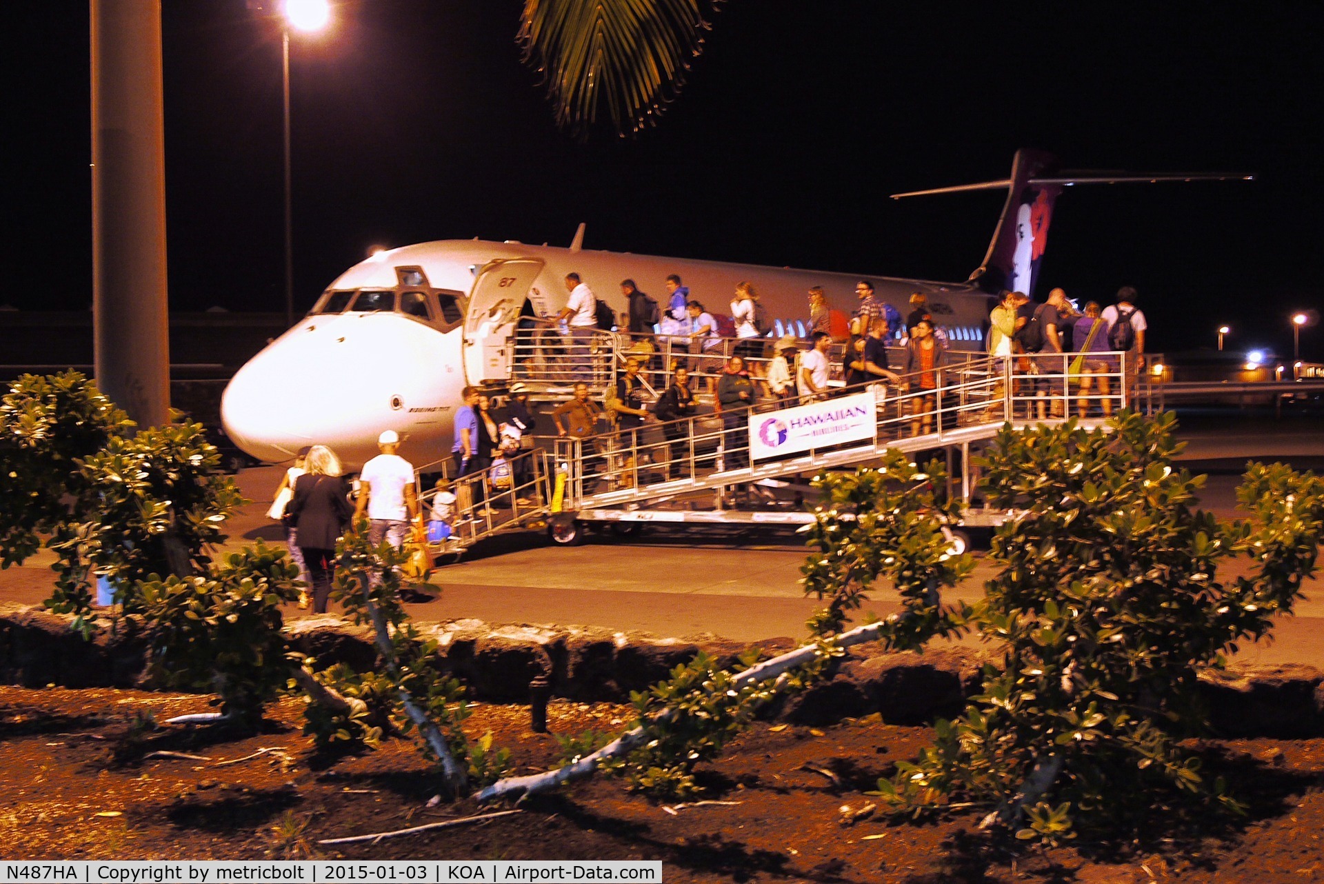N487HA, 2001 Boeing 717-200 C/N 55132, Night departure at Kona