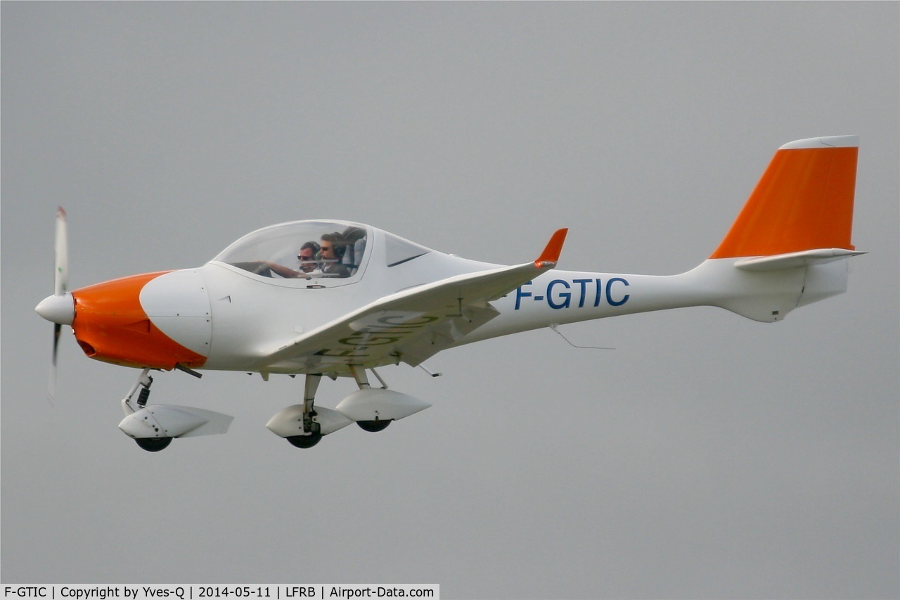 F-GTIC, 2003 Aquila A210 (AT01) C/N AT01-133, Aquila A210 (AT01), Short approach rwy 25L, Brest-Bretagne airport (LFRB-BES)