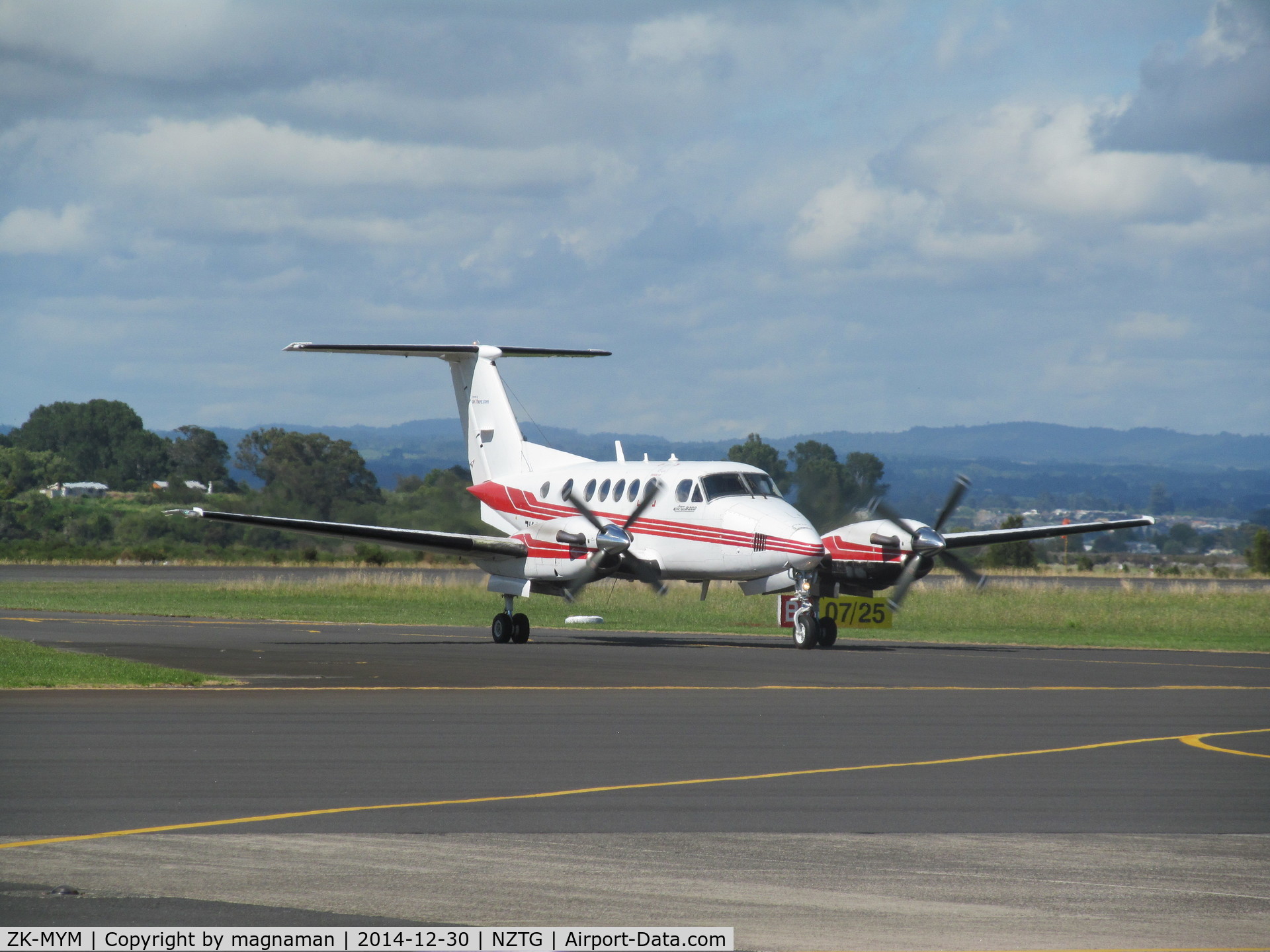 ZK-MYM, 1993 Beech B200 King Air C/N BB-1466, taxying in