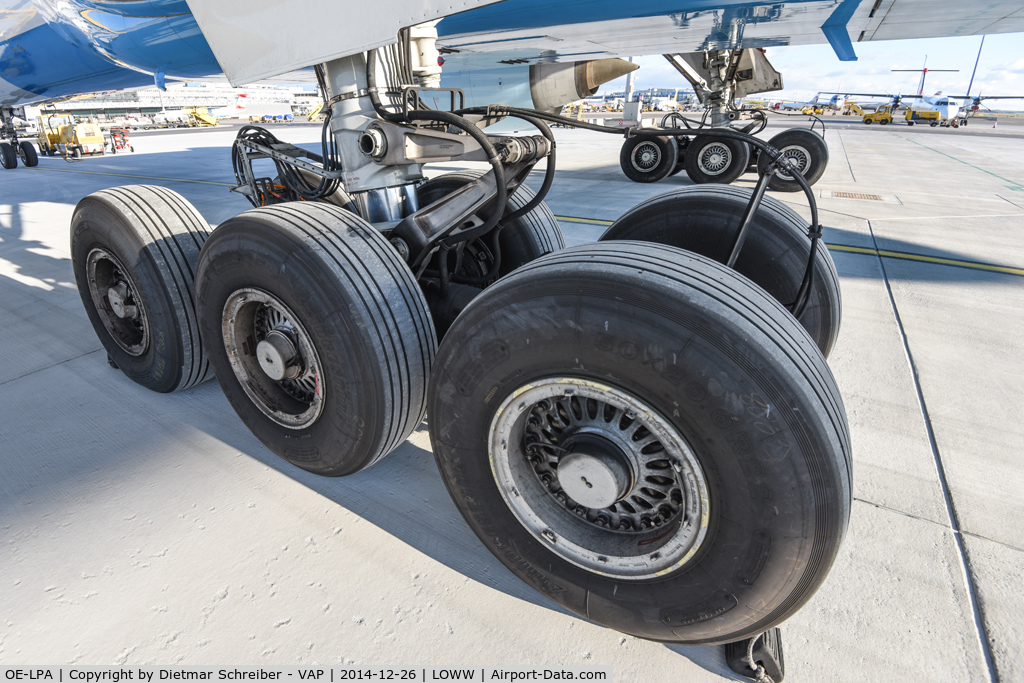 OE-LPA, 1997 Boeing 777-2Z9/ER C/N 28698, Austrian Boeing 777-200