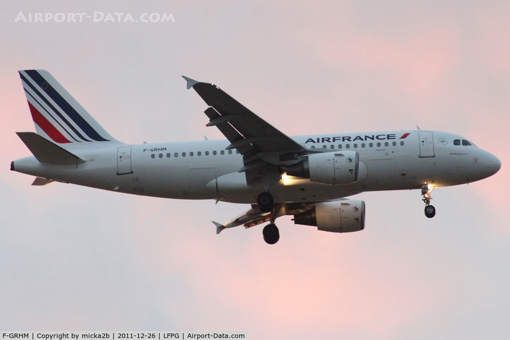 F-GRHM, 2000 Airbus A319-111 C/N 1216, Landing. Scrapped in January 2022.