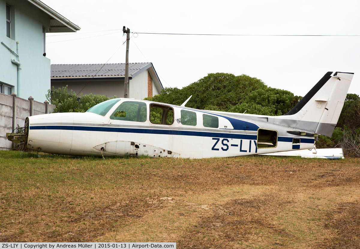 ZS-LIY, Beech 58 Baron Baron C/N TK-119, Found in a backyard in Struisbaai.
