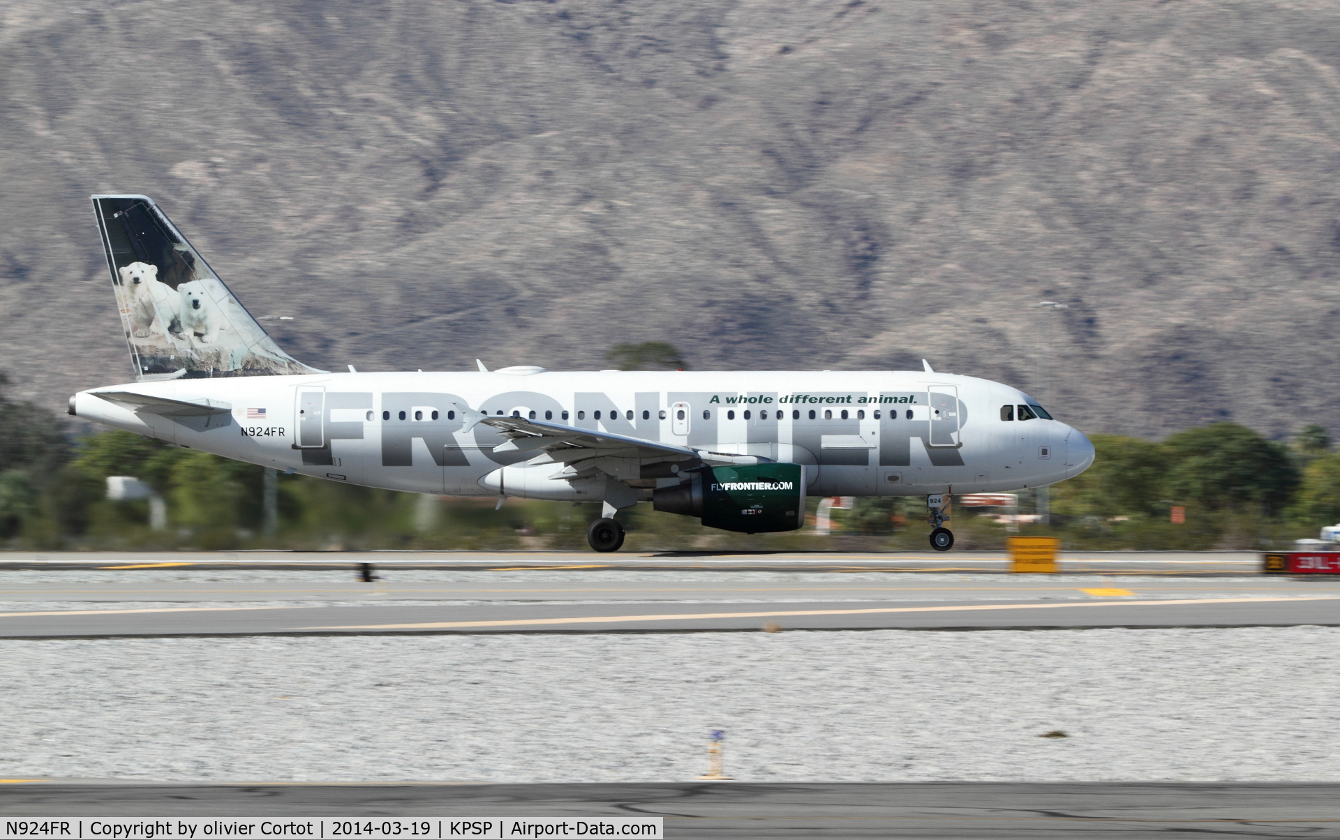 N924FR, 2003 Airbus A319-111 C/N 2030, landing at Palm Springs
