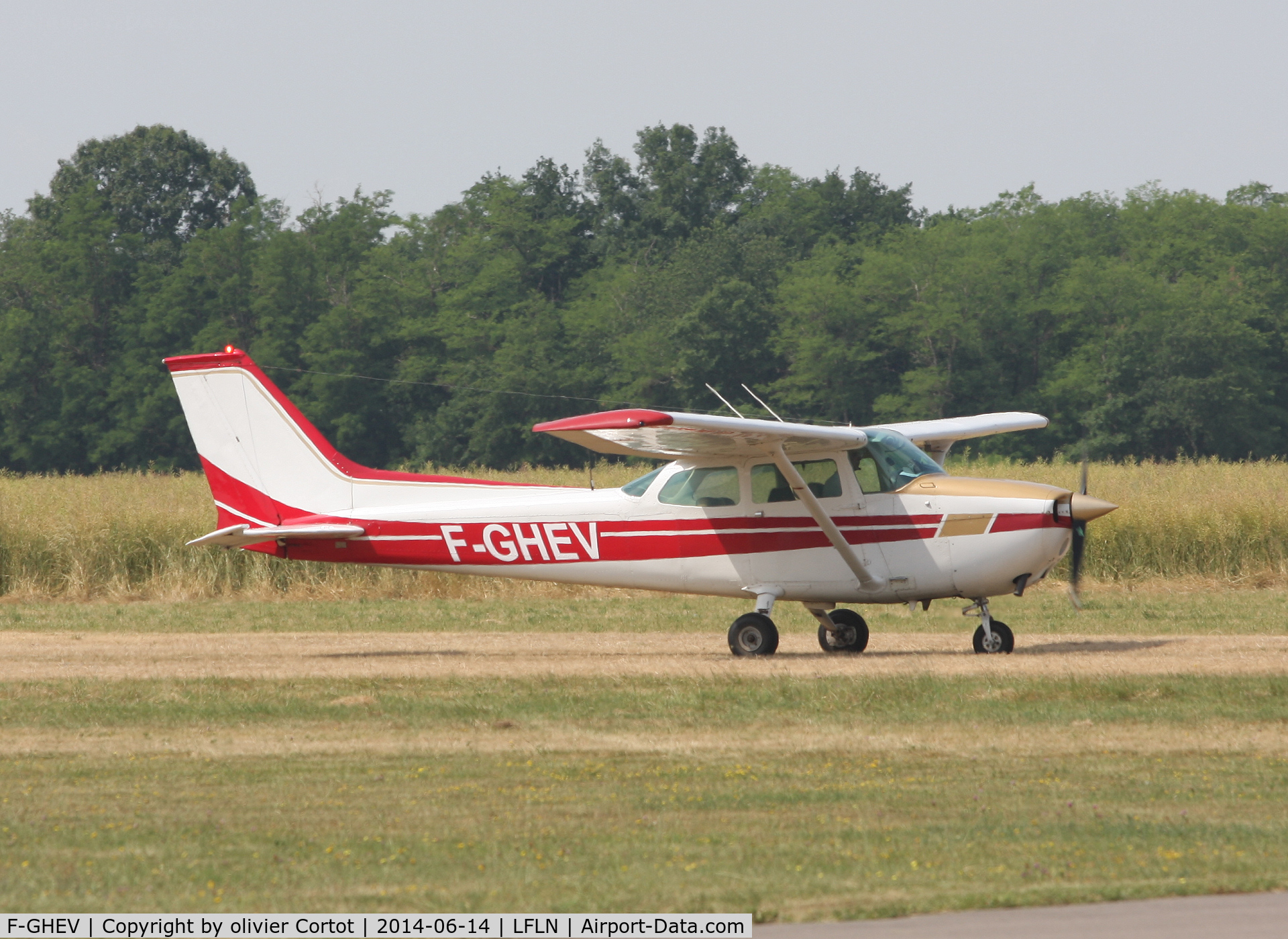 F-GHEV, Reims F172N Skyhawk C/N 172-69730, Saint Yan fly in
