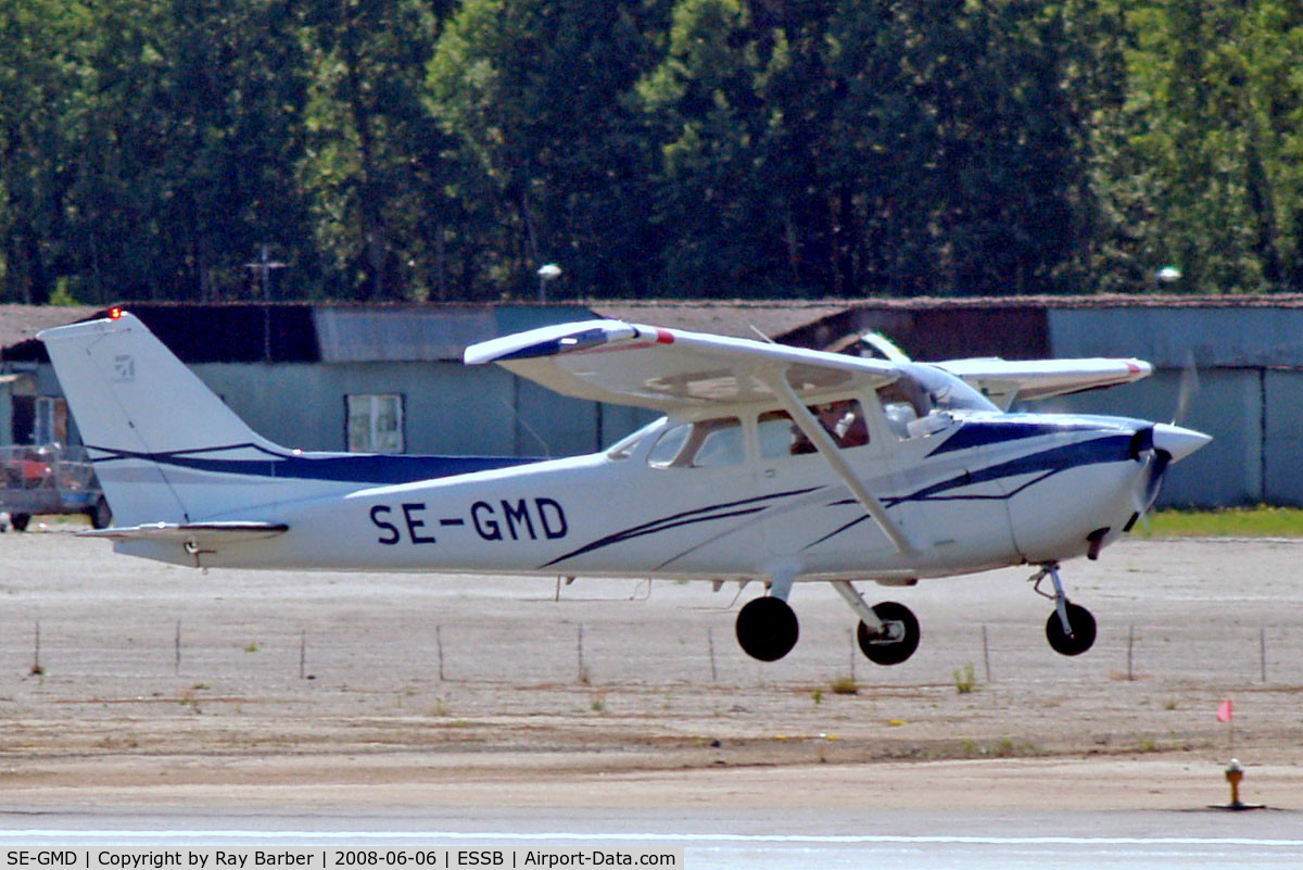 SE-GMD, 1975 Cessna F172M Skyhawk C/N F17201430, R/Cessna F.172M Skyhawk [1430] Stockholm-Bromma~SE 06/06/2008