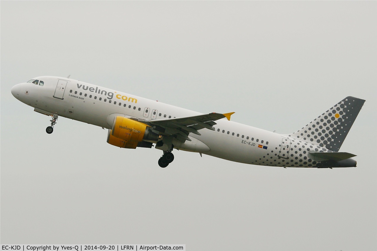 EC-KJD, 2007 Airbus A320-216 C/N 3237, Airbus A320-216, Take off rwy 28, Rennes-St Jacques  airport (LFRN-RNS)