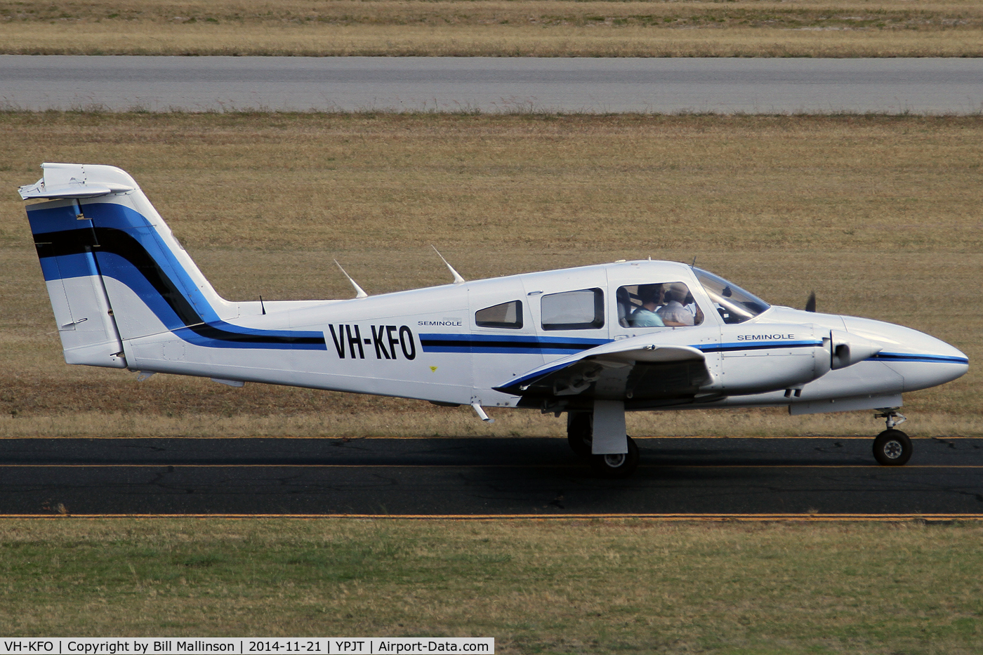 VH-KFO, 1979 Piper PA-44-180 Seminole C/N 44-7995208, taxiing from 24