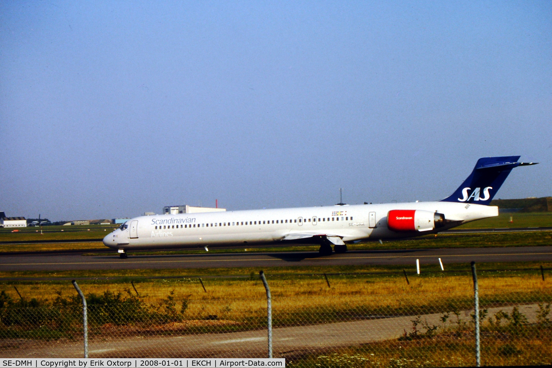 SE-DMH, 1997 McDonnell Douglas MD-90-30 C/N 53543, SE-DMH in CPH AUG02