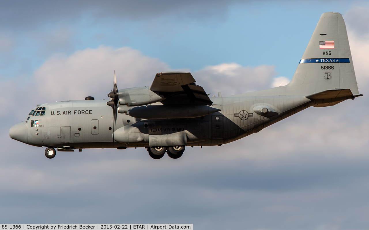 85-1366, 1985 Lockheed C-130H Hercules C/N 382-5081, on final RW26