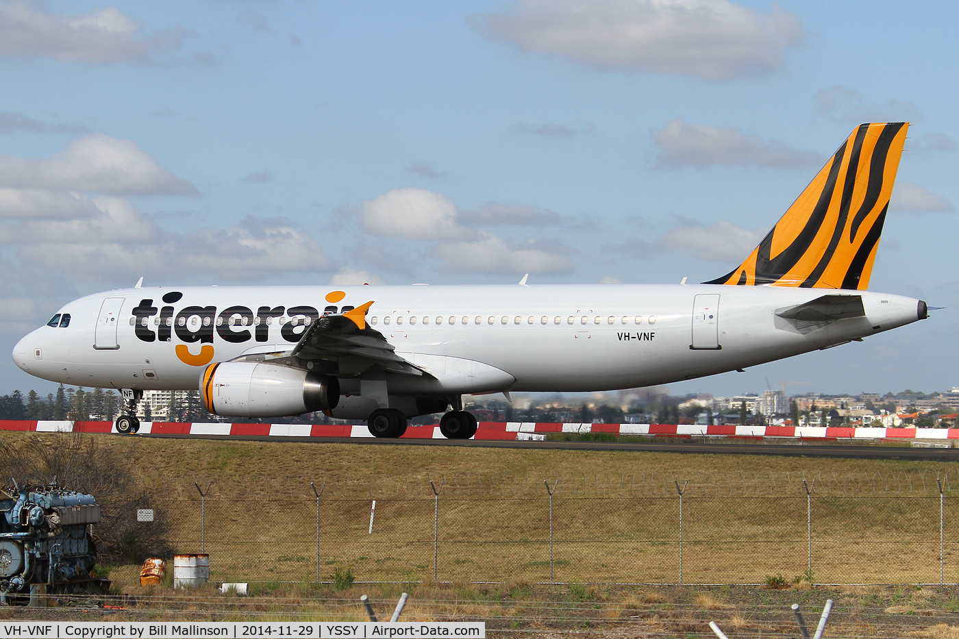 VH-VNF, 2007 Airbus A320-232 C/N 3332, taxiing to 34R