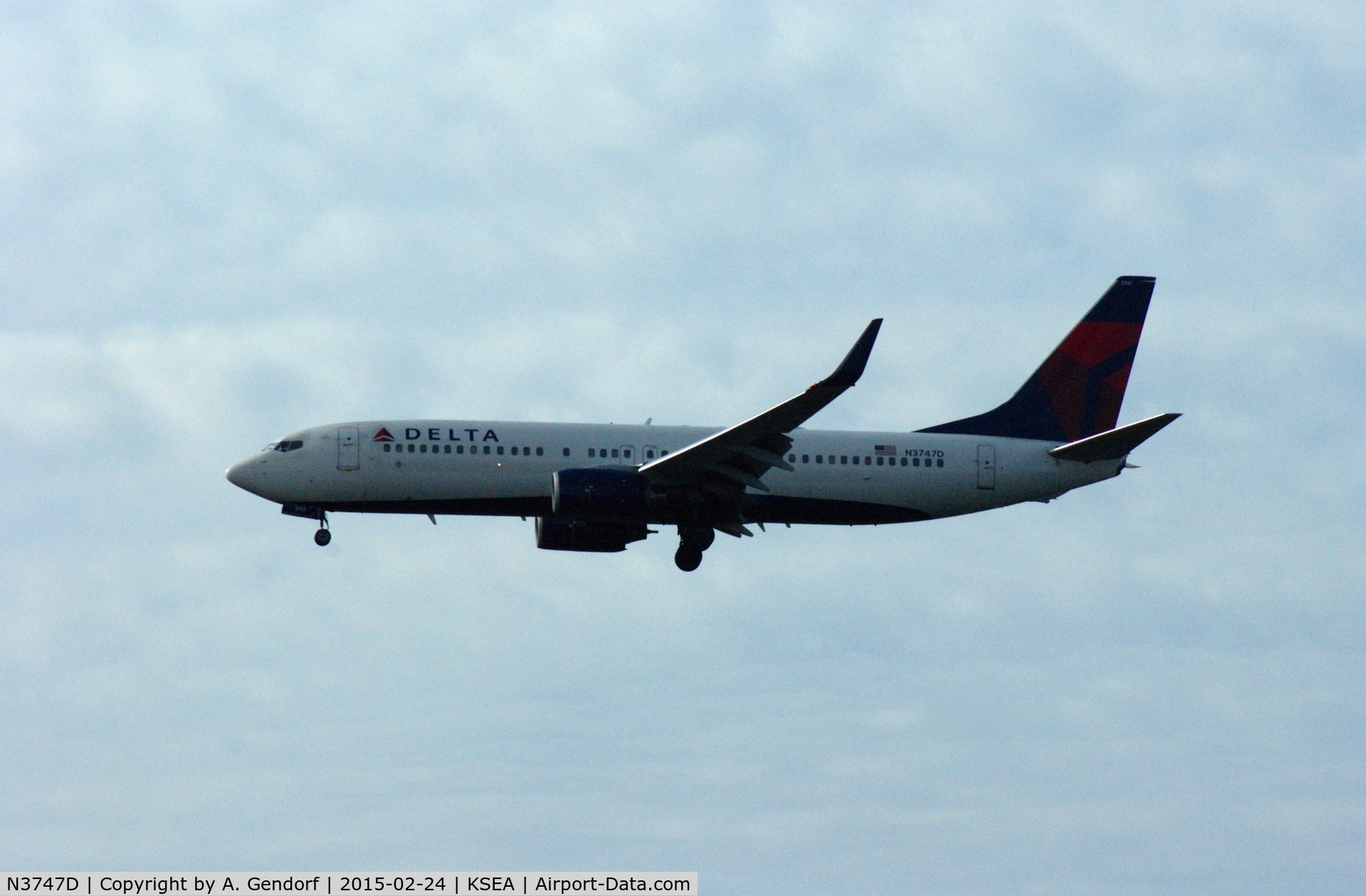 N3747D, 2001 Boeing 737-832 C/N 32374, Delta, is here on short finals at Seattle-Tacoma Int.(KSEA)