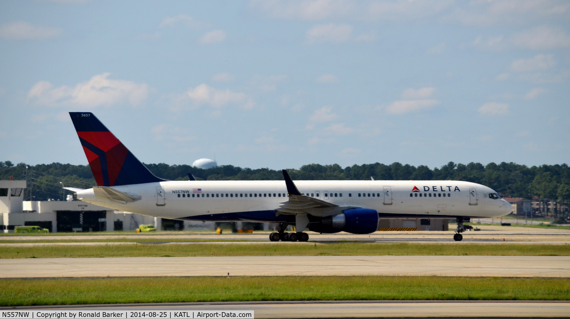 N557NW, 2002 Boeing 757-251 C/N 33393, Taxi Atlanta