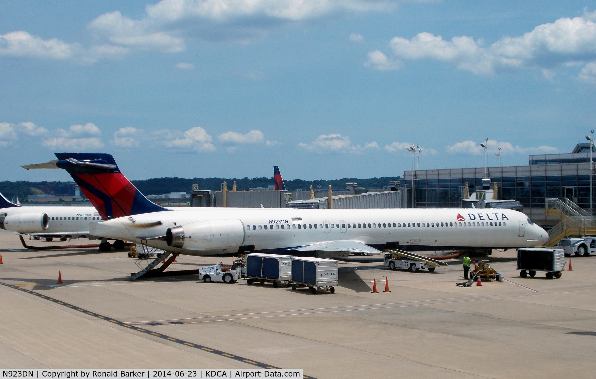 N923DN, 1998 McDonnell Douglas MD-90-30 C/N 53585, Gate 17 National