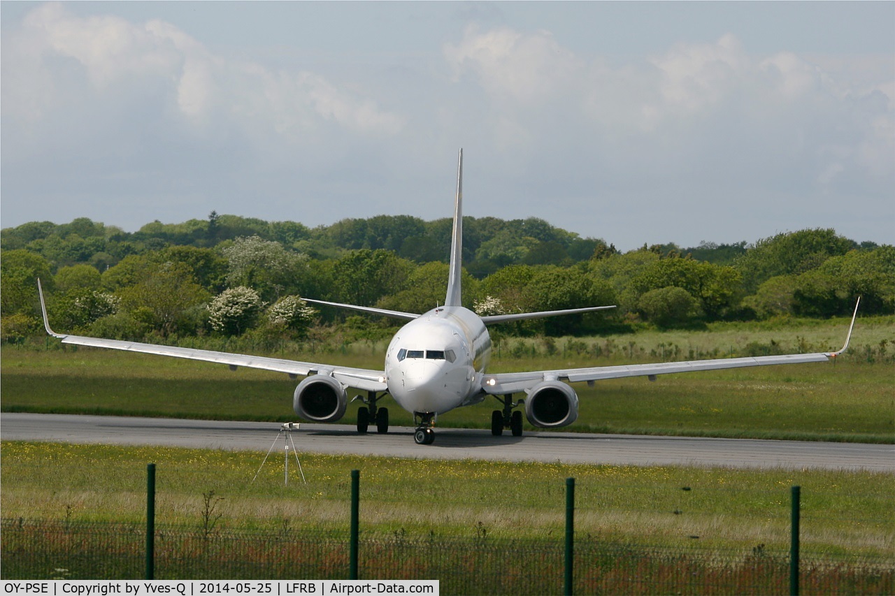 OY-PSE, 2000 Boeing 737-809 C/N 30664, Boeing 737-809, U-turn rwy 07R, Brest-Bretagne airport 5LFRB-BES)