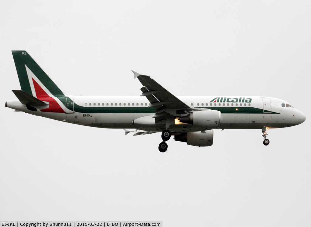 EI-IKL, 2001 Airbus A320-214 C/N 1489, Landing rwy 14R