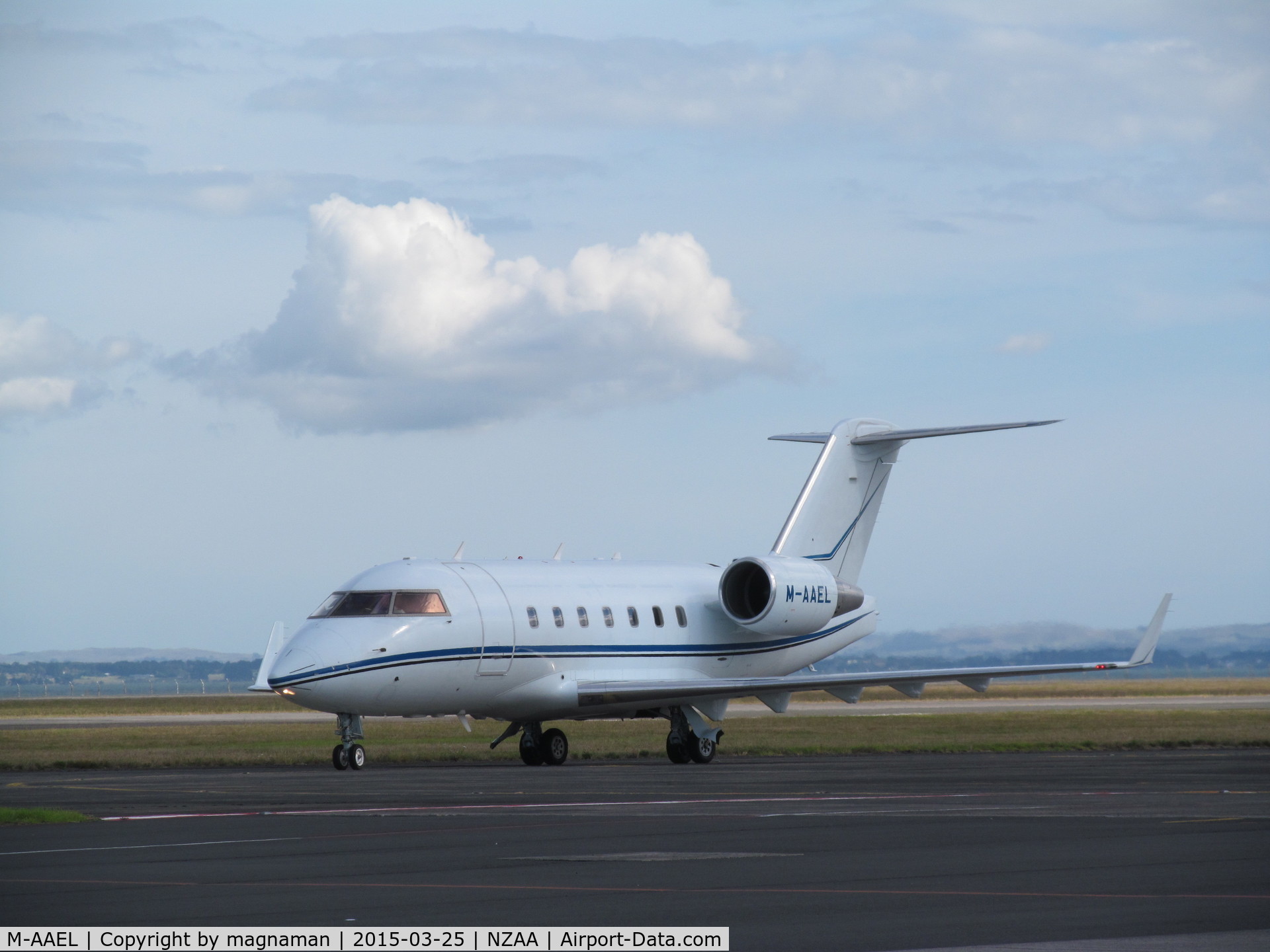 M-AAEL, 2005 Bombardier Challenger 604 (CL-600-2B16) C/N 5604, arriving at AKL this PM