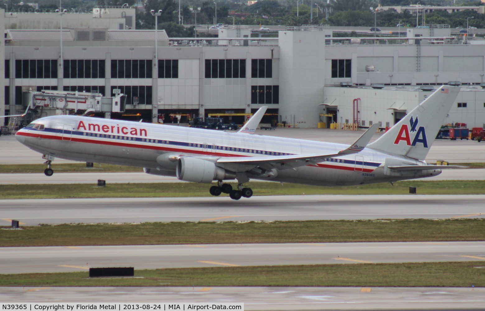 N39365, 1988 Boeing 767-323 C/N 24046, American