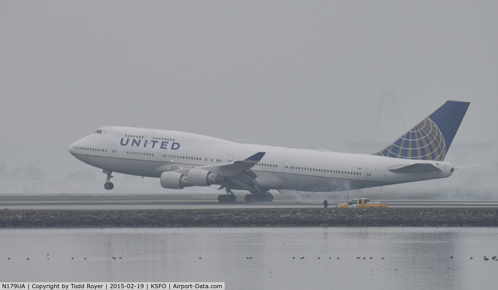 N179UA, 1991 Boeing 747-422 C/N 25158, Landing at SFO on a foggy morning